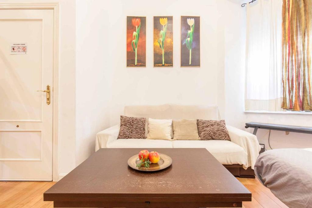 - un salon avec une table et un canapé dans l'établissement Apartamento San Marco/Enladrillada, à Séville
