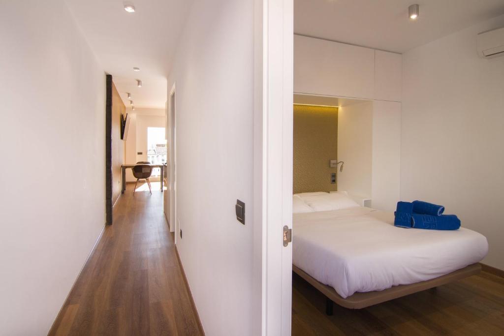 ネルハにあるHACIENDA 10B MENYBERの小さなベッドルーム(ベッド1台付)、廊下が備わります。