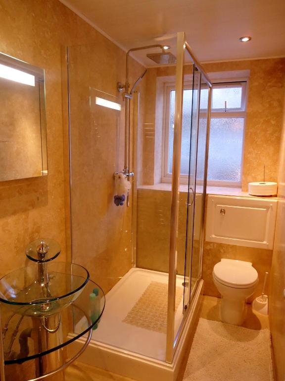 Hour Glass Hotel - Single Room With Shared Bathroom