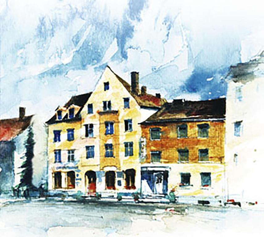 uma pintura de um edifício amarelo em frente a uma montanha em Hotel Augsburg Goldener Falke em Augsburg