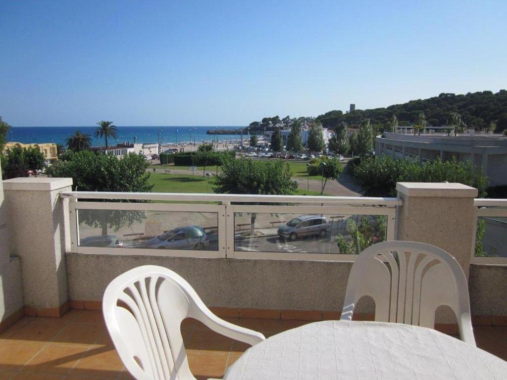 d'un balcon avec une table et des chaises et une vue sur l'océan. dans l'établissement Cala Azul 304-306 Tamarit, à Tamarit