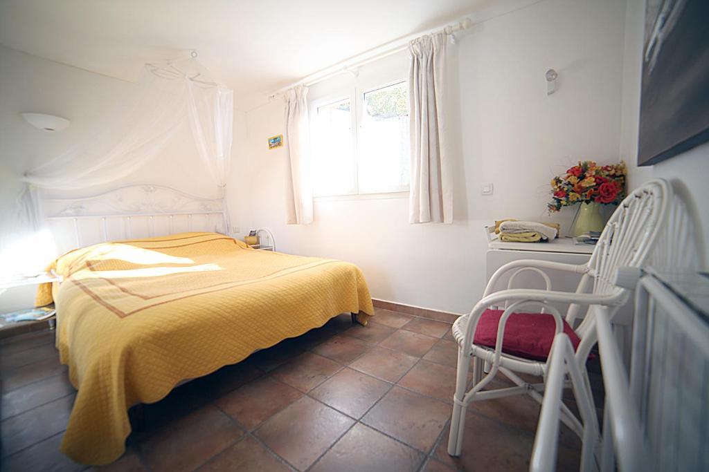 Postel nebo postele na pokoji v ubytování B&B Le clos des vignes Saint Raphael