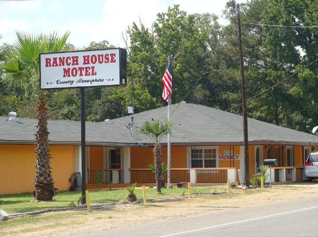 una casa con un cartel para un motel de la casa de los guardabosques en Ranch House Motel Marksville, en Marksville