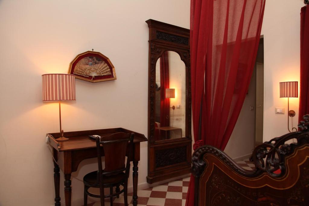 a room with a desk and a mirror and a chair at B&B Casa Ruffino in Balestrate