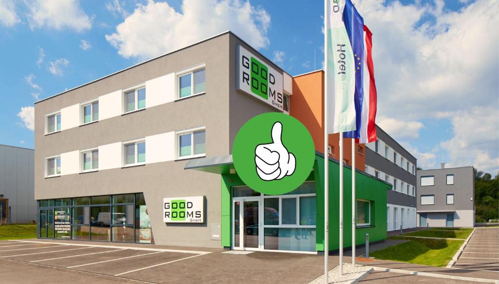 ein Bild eines Krankenhauses mit zwei Flaggen in der Unterkunft Good Rooms GmbH Guntramsdorf in Guntramsdorf
