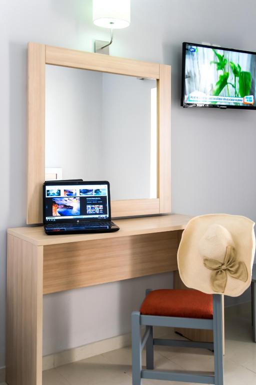 TV a/nebo společenská místnost v ubytování Hera Zakynthos Hotel