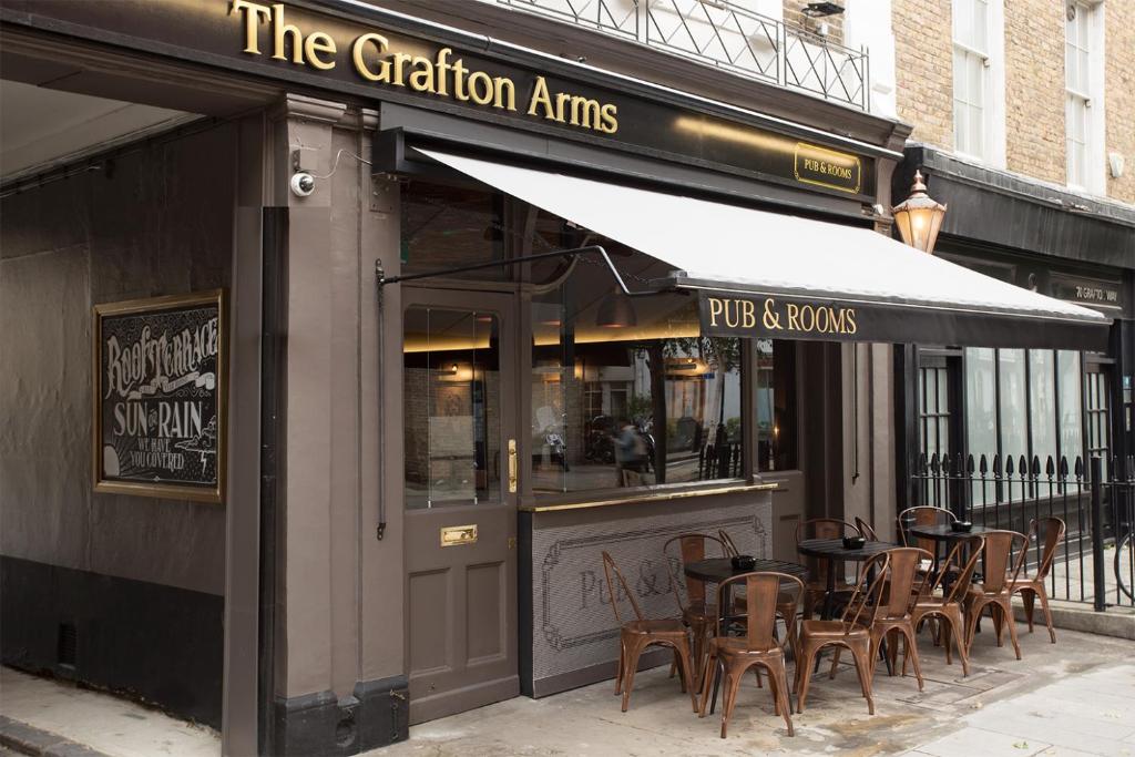 um restaurante com mesas e cadeiras fora dele em The Grafton Arms Pub & Rooms em Londres