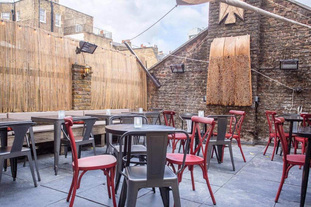 ロンドンにあるThe Grafton Arms Pub & Roomsのパティオ(テーブルと椅子付)