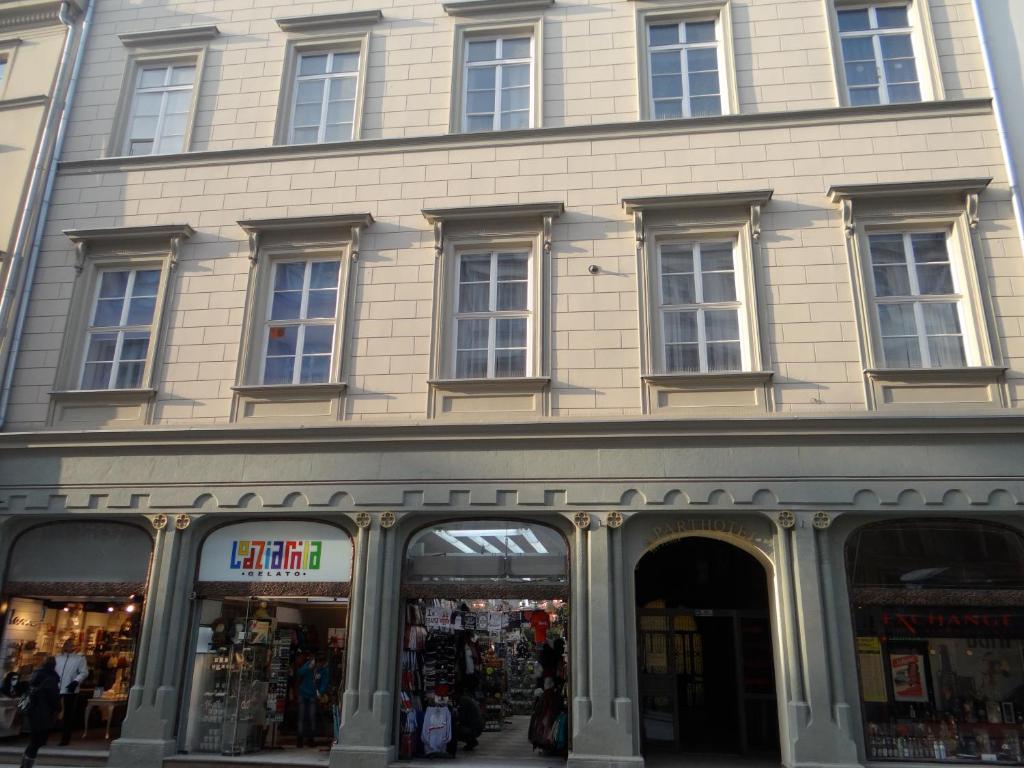 una tienda frente a un edificio con ventanas en Boutique Aparthotel, en Cracovia