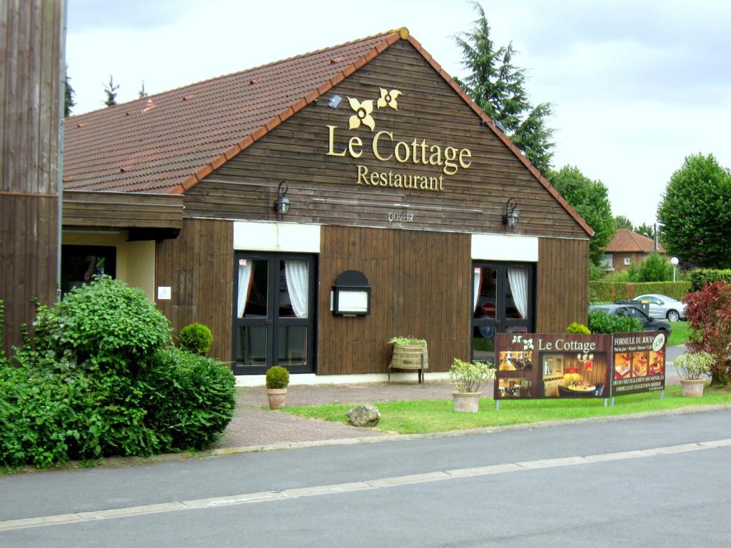 - un bâtiment avec un panneau indiquant le restaurant du cottage de glace dans l'établissement The Originals City, Le Cottage Hôtel, Bruay-la-Buissière (Inter-Hotel), à Labuissière