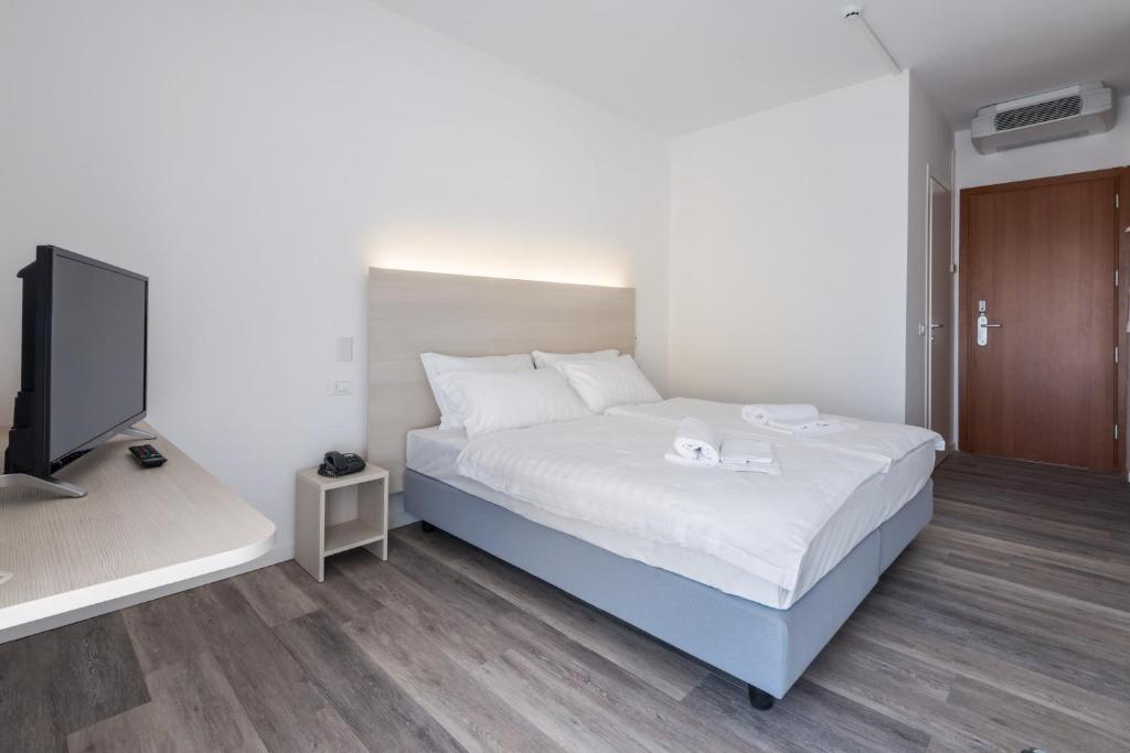 Postel nebo postele na pokoji v ubytování Hotel Internazionale Luino