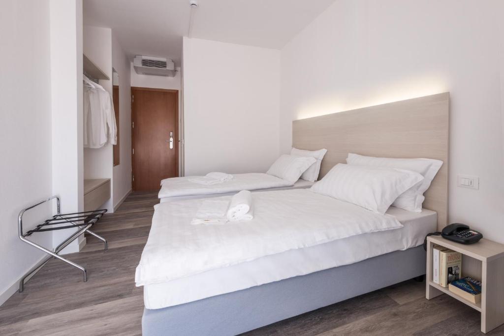 Postel nebo postele na pokoji v ubytování Hotel Internazionale Luino
