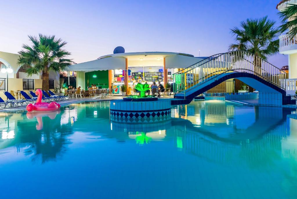 uma piscina com uma ponte num resort em Hera Zakynthos Hotel em Laganas
