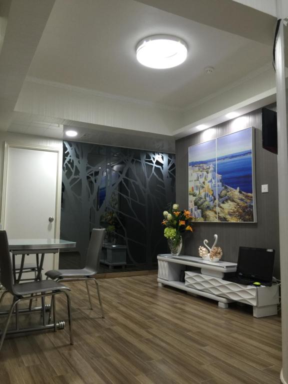 a lobby with a table and chairs and a painting at Hong Kong Tai San Guest House (Burlington Branch) in Hong Kong