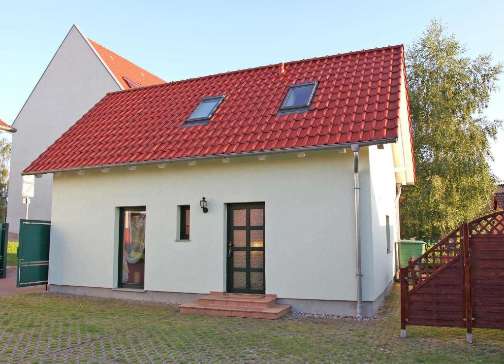 フェルトベルクにあるFerienhaus Feldberg SEE 9421の赤屋根の小さな白い家