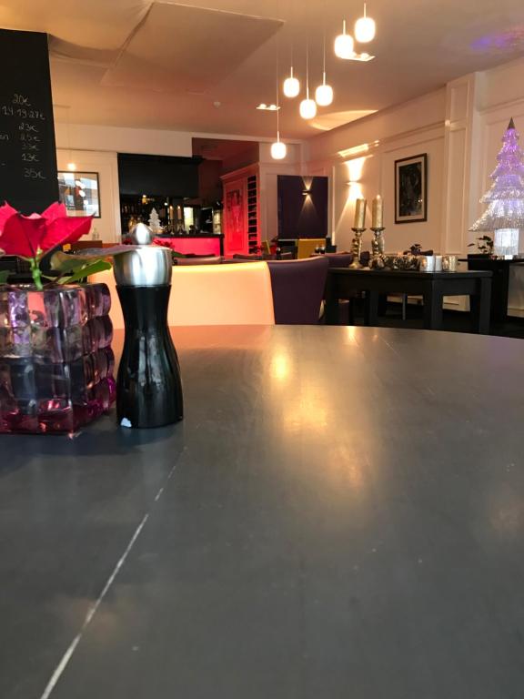 Kuchyň nebo kuchyňský kout v ubytování Hotel Honfleur