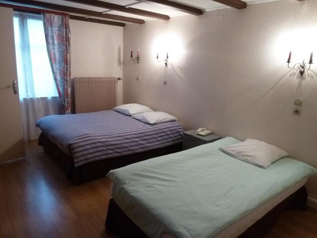 Postel nebo postele na pokoji v ubytování Aux Deux Clefs