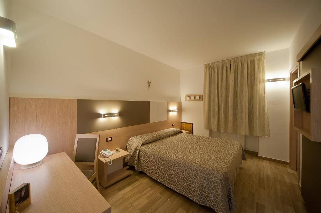 Postel nebo postele na pokoji v ubytování Hotel Delle Rose