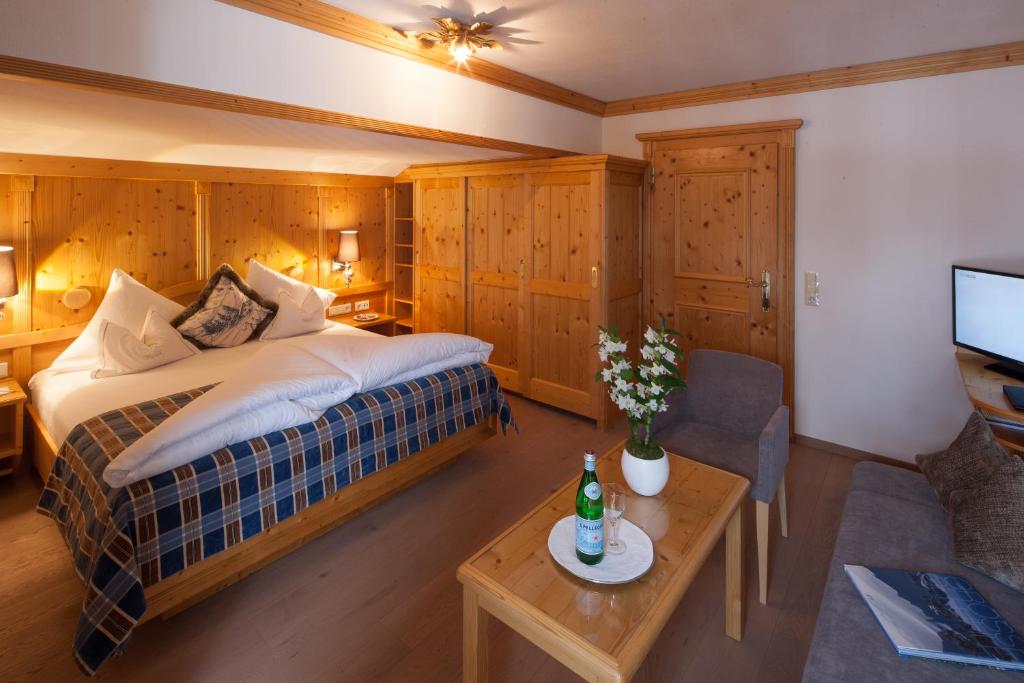 Postel nebo postele na pokoji v ubytování Hotel & Chalet Montana