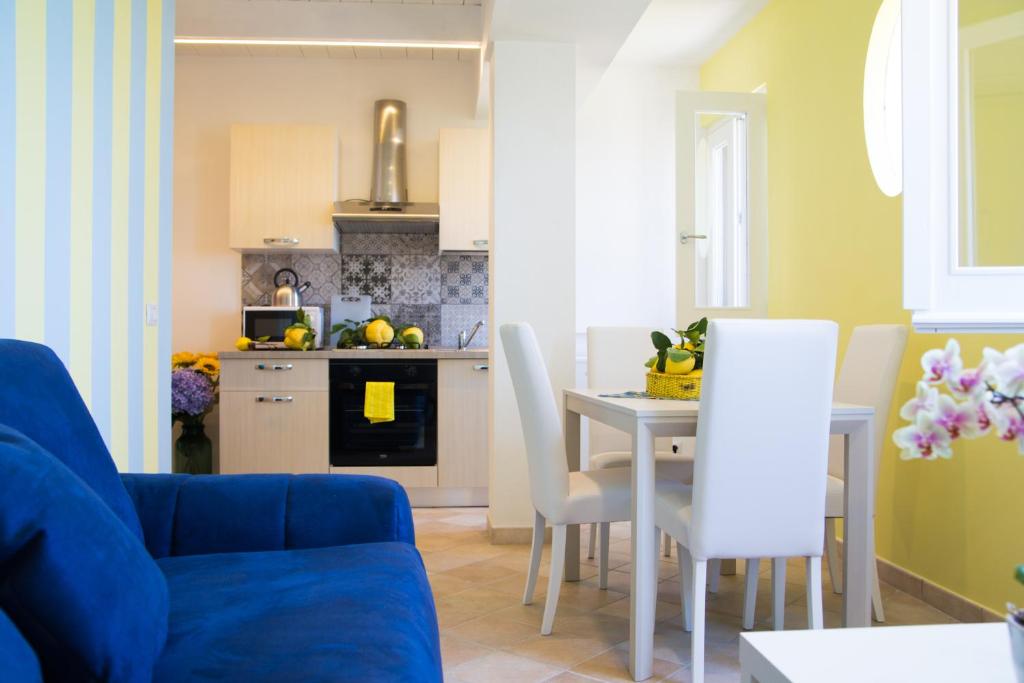 Kuchyň nebo kuchyňský kout v ubytování Lemon Flats Sorrento