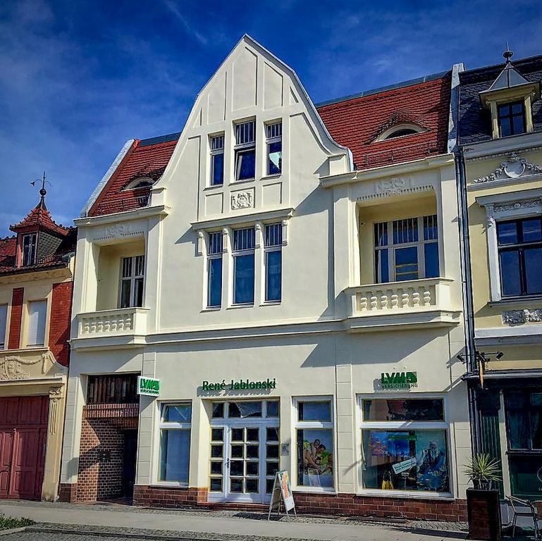 un edificio blanco con techo rojo en Apartment Senftenberg - 1907 en Senftenberg