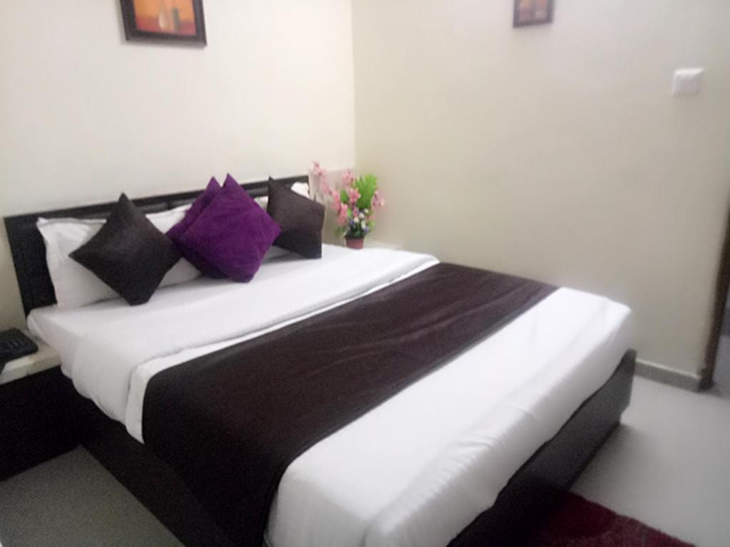 Postel nebo postele na pokoji v ubytování Hotel Gopi Palace