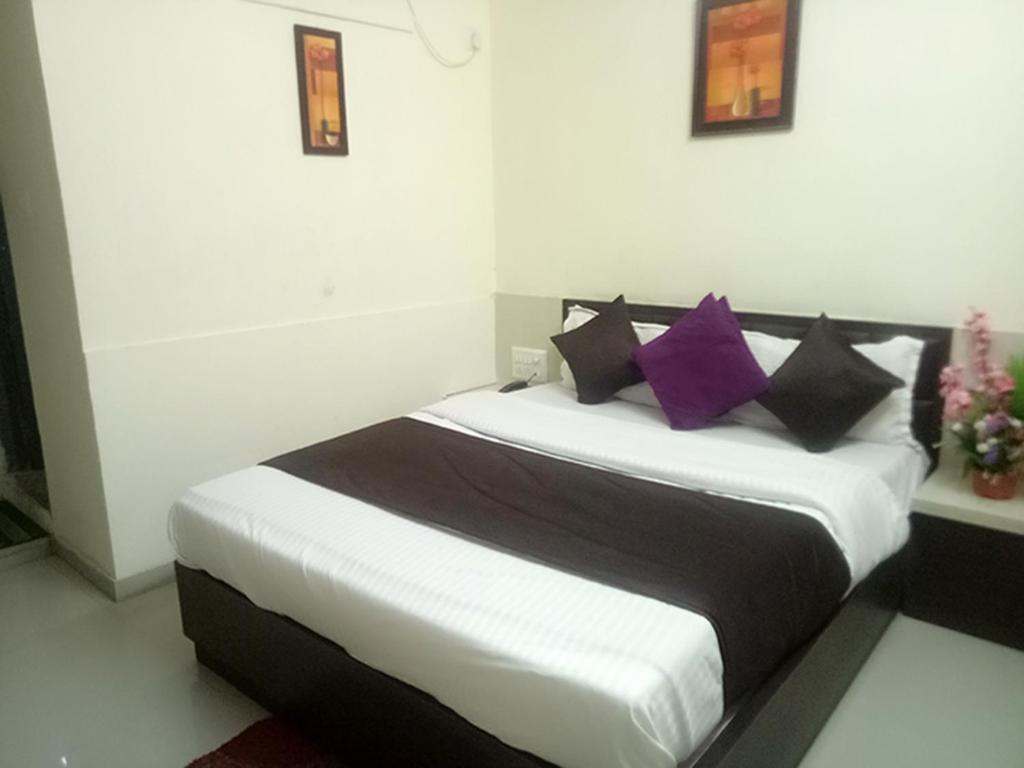Postel nebo postele na pokoji v ubytování Hotel Gopi Palace