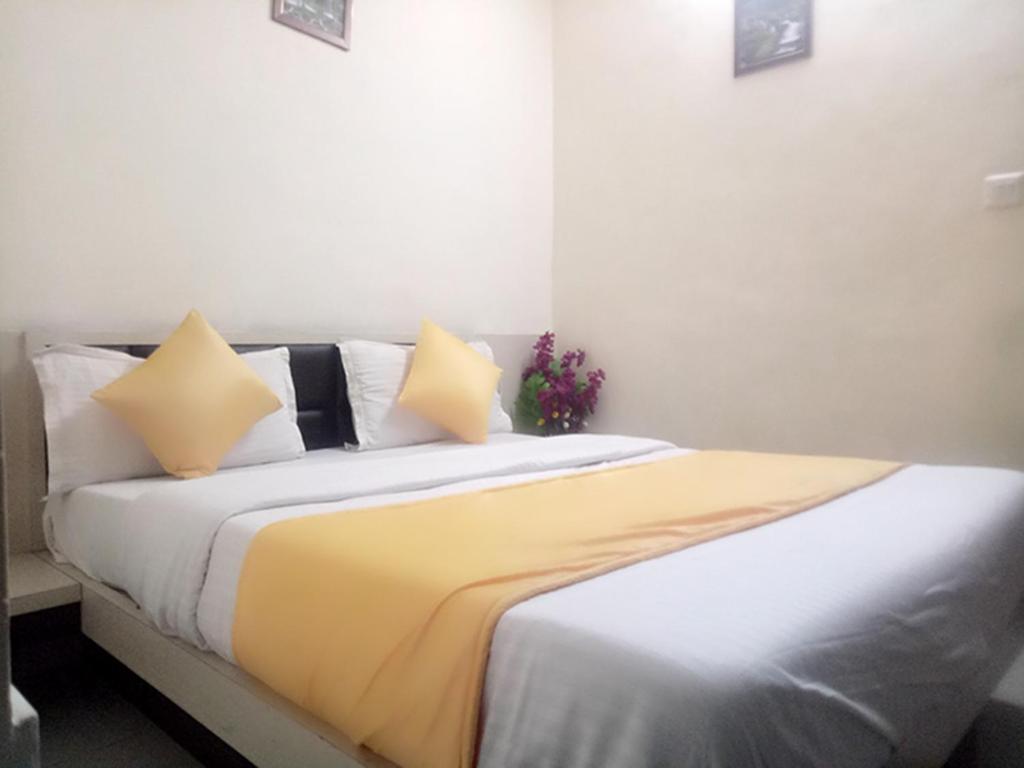 Postel nebo postele na pokoji v ubytování Hotel Gopi Palace