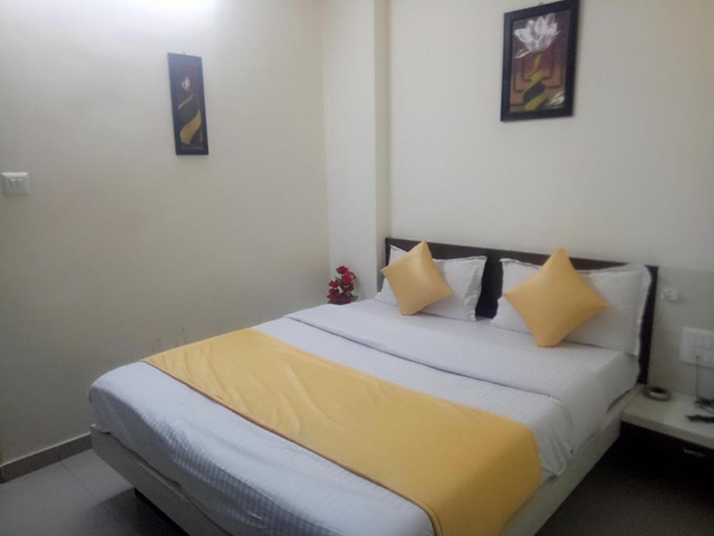 Postel nebo postele na pokoji v ubytování Hotel Gopi Palace