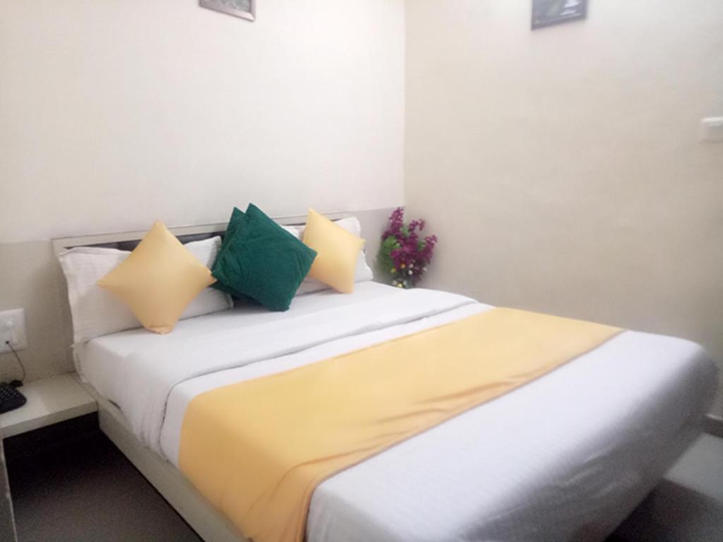Postel nebo postele na pokoji v ubytování Hotel Gopi Palace