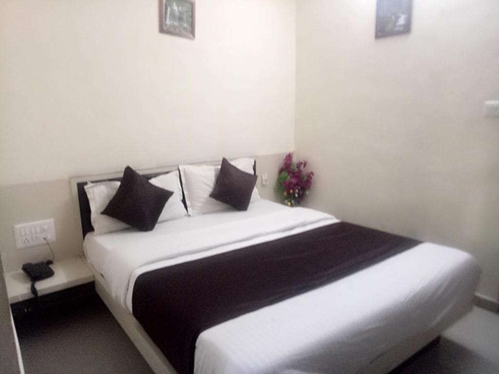 Postel nebo postele na pokoji v ubytování Hotel Gopi Palace