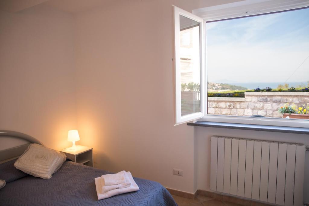 Postel nebo postele na pokoji v ubytování Lemon Flats Sorrento