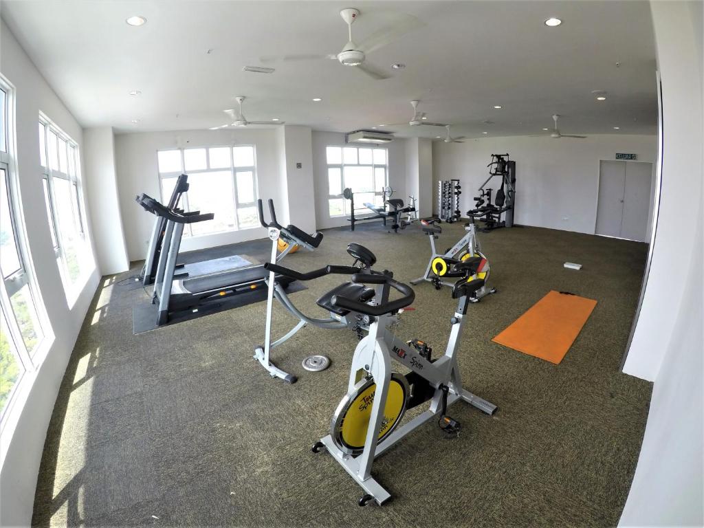 Fitness centrum a/nebo fitness zařízení v ubytování Zulanie Family Studio at D'Perdana Apartment, Spacious and Cozy with POOL, Free Wifi & Netflix