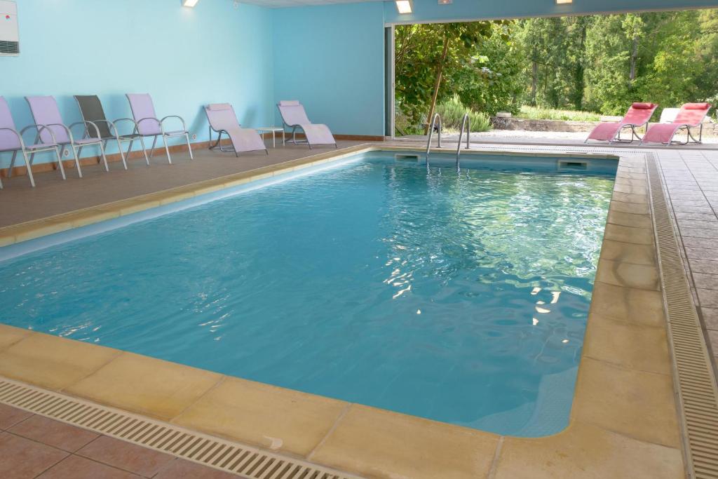 Bazén v ubytování Logis Hôtels - Hostellerie des Lauriers - Hôtel et Restaurant nebo v jeho okolí
