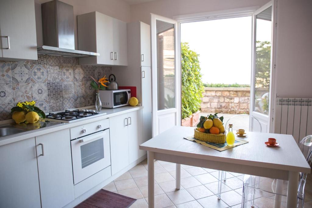 Kuchyň nebo kuchyňský kout v ubytování Lemon Flats Sorrento