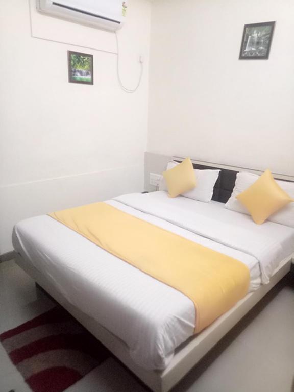 Postel nebo postele na pokoji v ubytování Hotel Gopi Palace