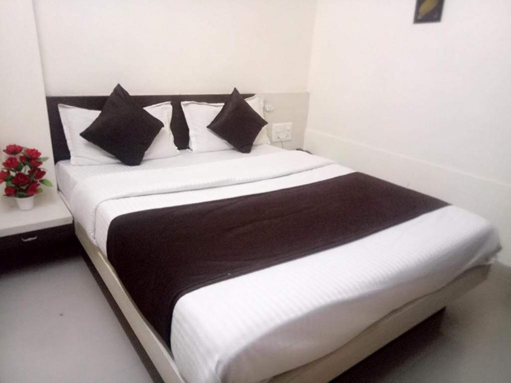 Postel nebo postele na pokoji v ubytování Hotel Gopi Palace