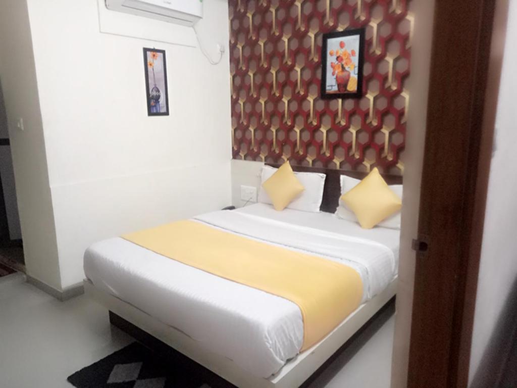 Postel nebo postele na pokoji v ubytování Hotel Gopi Palace