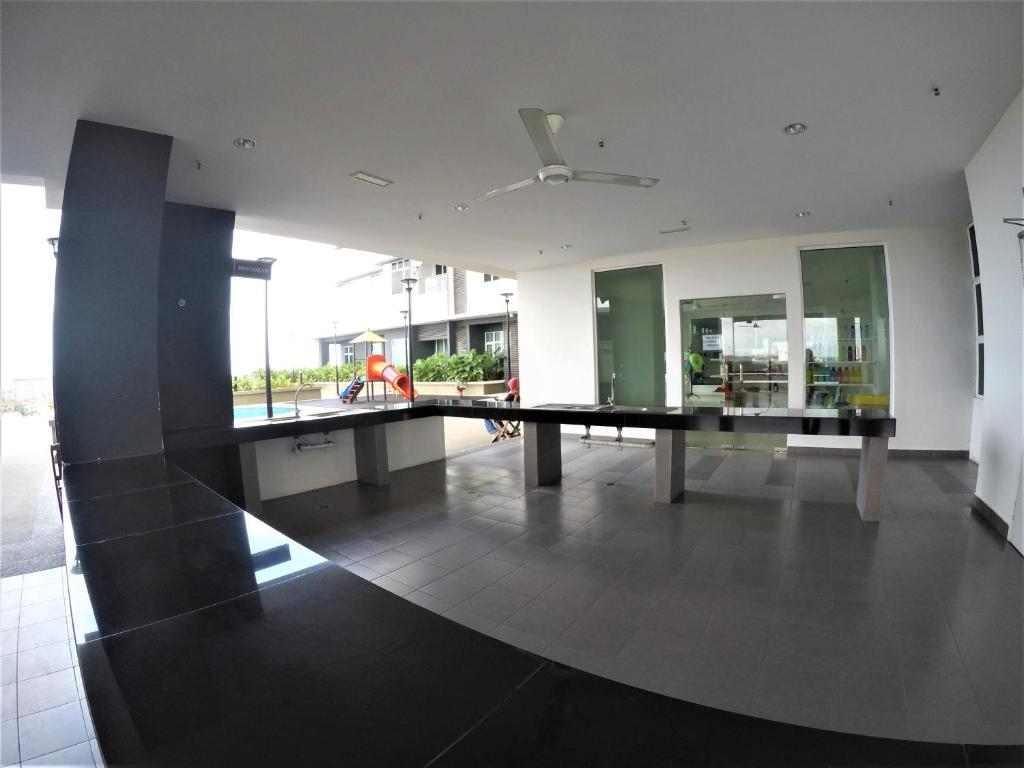 Fotografie z fotogalerie ubytování Zulanie Family Studio at D'Perdana Apartment, Spacious and Cozy with POOL, Free Wifi & Netflix v destinaci Kota Bharu