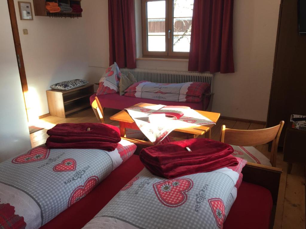 A bed or beds in a room at Alpenperle