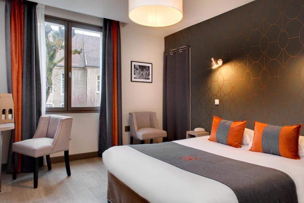 Postel nebo postele na pokoji v ubytování Hôtel des Ducs