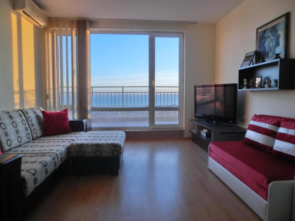 2 bedroom Imperial apartment with panoramic sea views, Sveti Vlas tesisinde bir oturma alanı