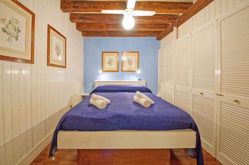 ヴェネツィアにあるDolceVita Apartments N 387のベッドルーム(紫色の掛け布団付きのベッド1台付)