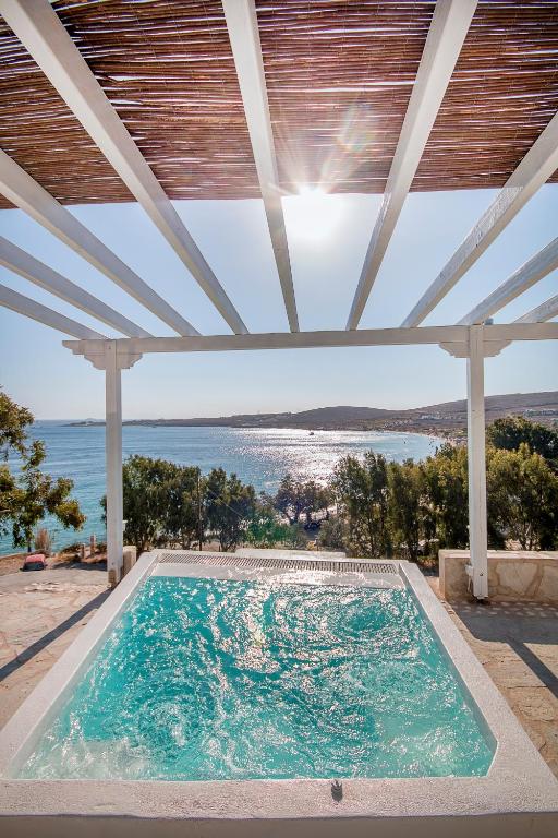 Bazén v ubytování Krios Luxury Suites nebo v jeho okolí