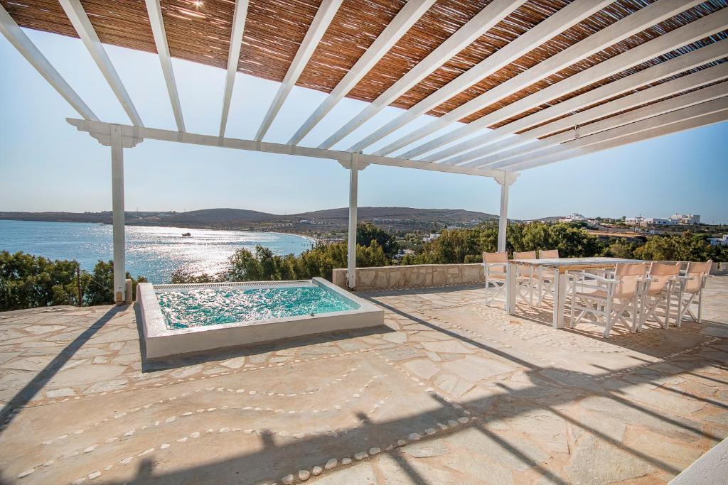 Bazén v ubytování Krios Luxury Suites nebo v jeho okolí