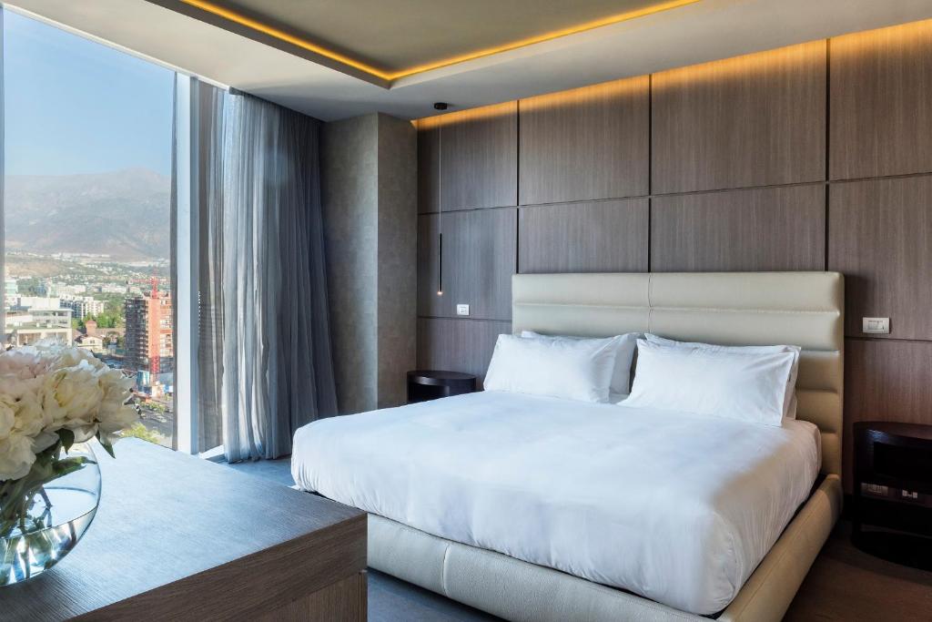 Postel nebo postele na pokoji v ubytování Icon Hotel