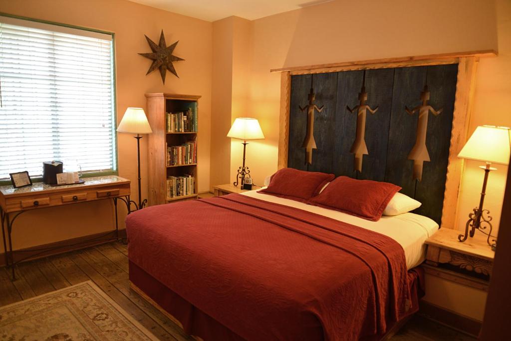 Ein Bett oder Betten in einem Zimmer der Unterkunft La Posada Hotel and Gardens