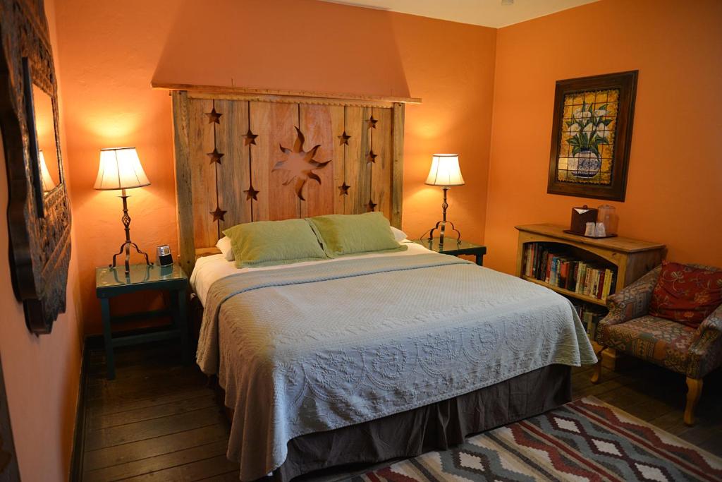 Ein Bett oder Betten in einem Zimmer der Unterkunft La Posada Hotel and Gardens