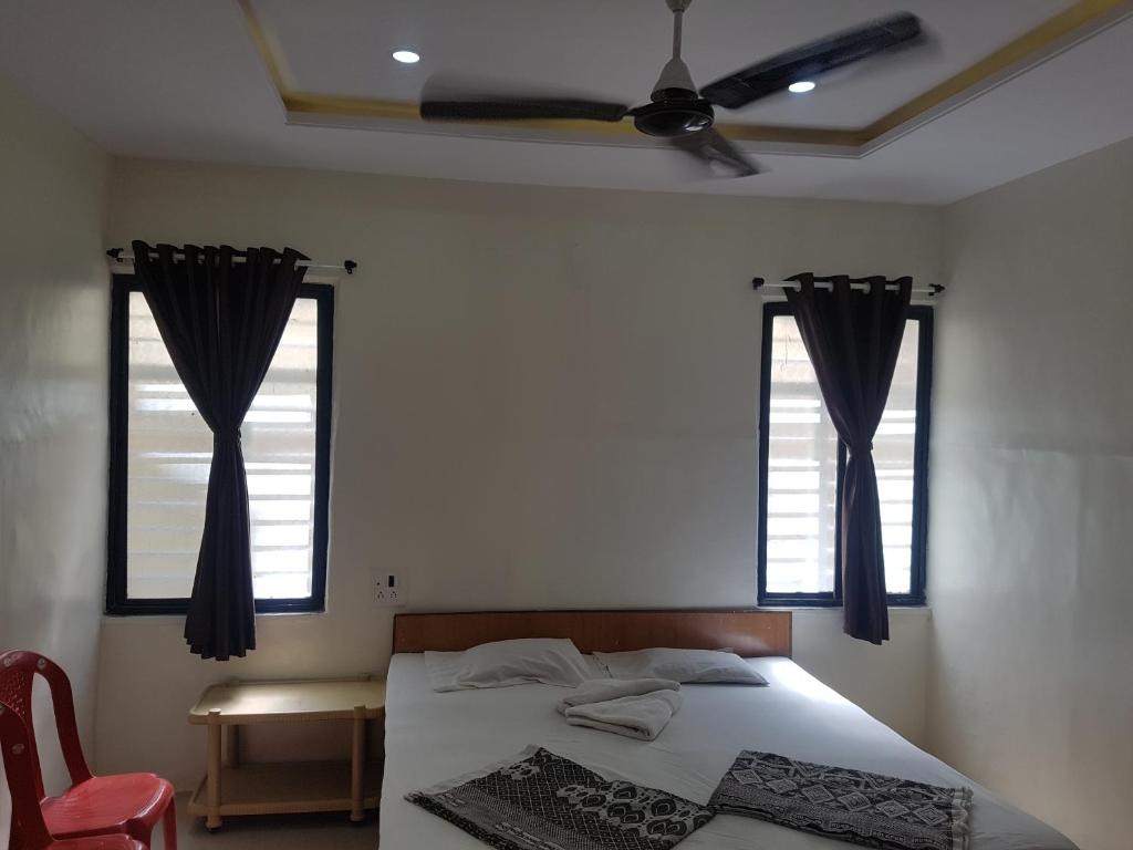 Ένα ή περισσότερα κρεβάτια σε δωμάτιο στο Godavari Lodge