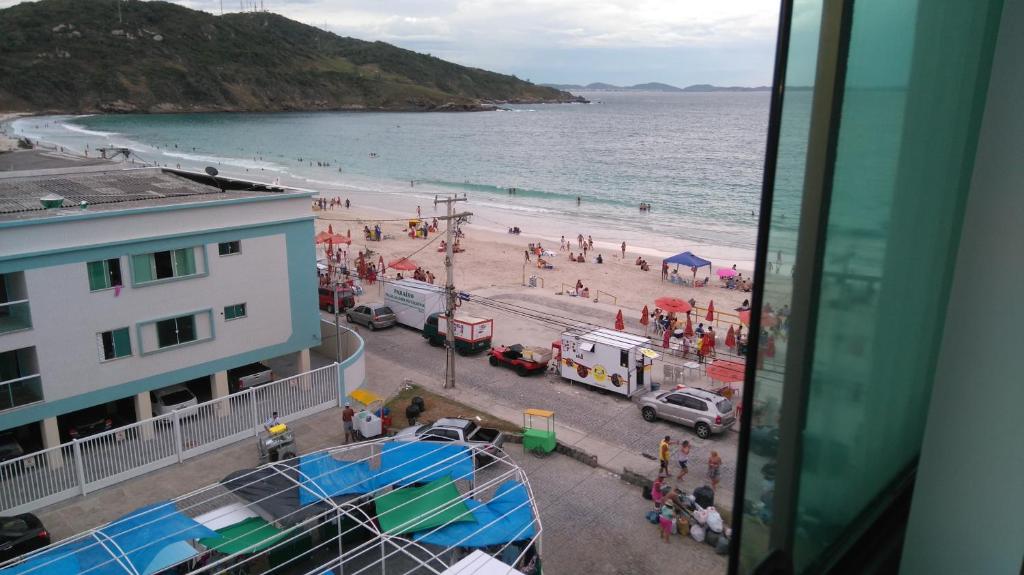 een uitzicht op een strand met food trucks en mensen bij Loft da Prainha Arraial do Cabo in Arraial do Cabo